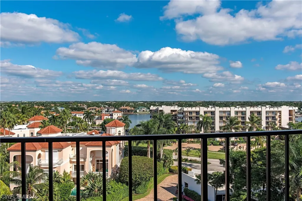 Naples FL, 3951 Gulf Shore Boulevard N, Unit 705