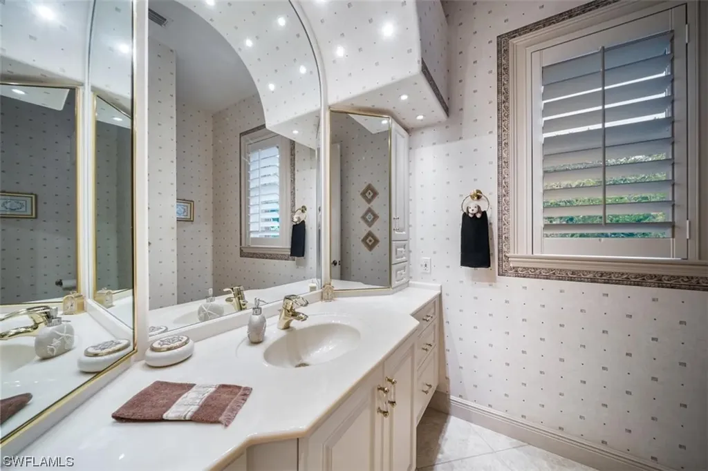 3043 Gardens Boulevard Naples FL 34105