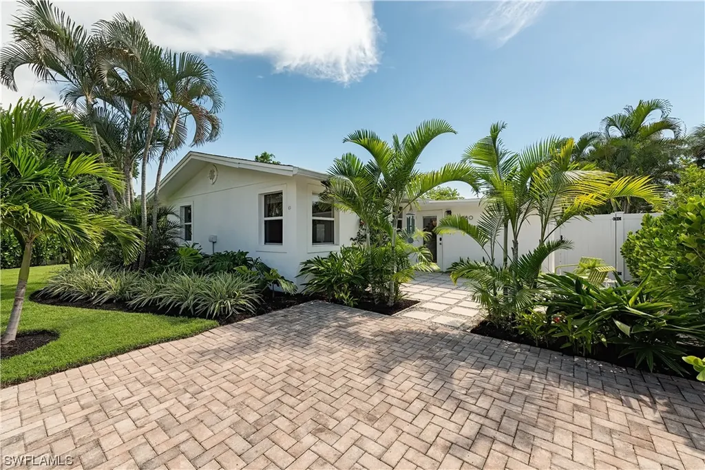 1880 Holiday Lane Naples FL 34104