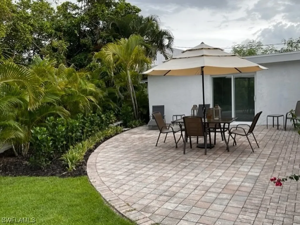1880 Holiday Lane Naples FL 34104