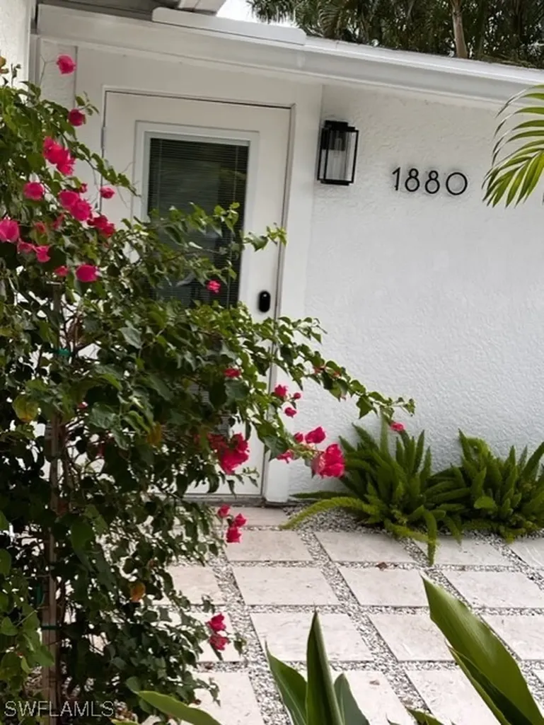 1880 Holiday Lane Naples FL 34104