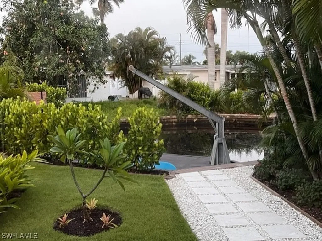 1880 Holiday Lane Naples FL 34104