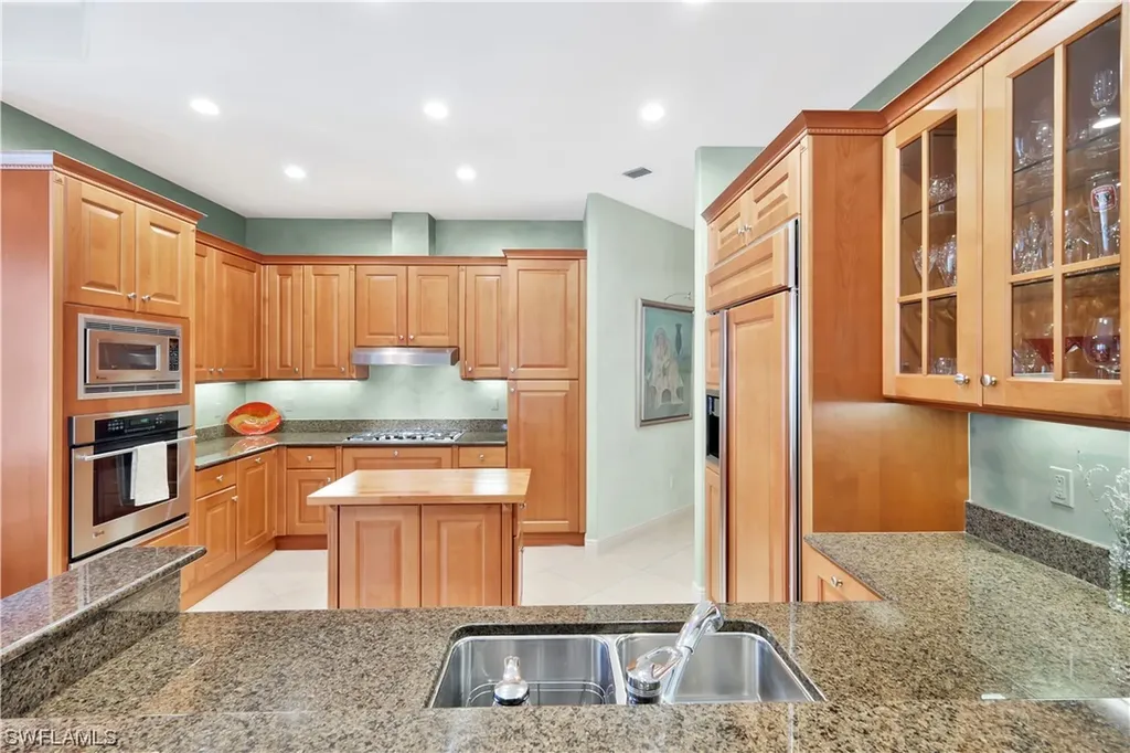 6501 Crown Colony Place Naples FL 34108
