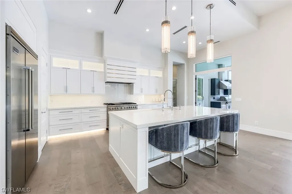 569 Neapolitan Way Naples FL 34103