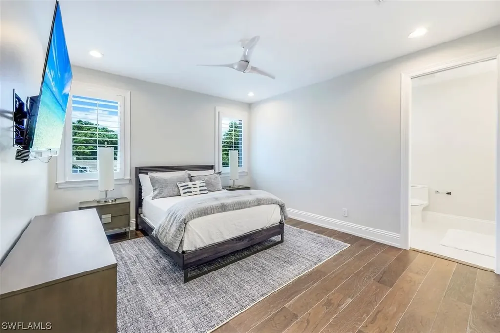569 Neapolitan Way Naples FL 34103