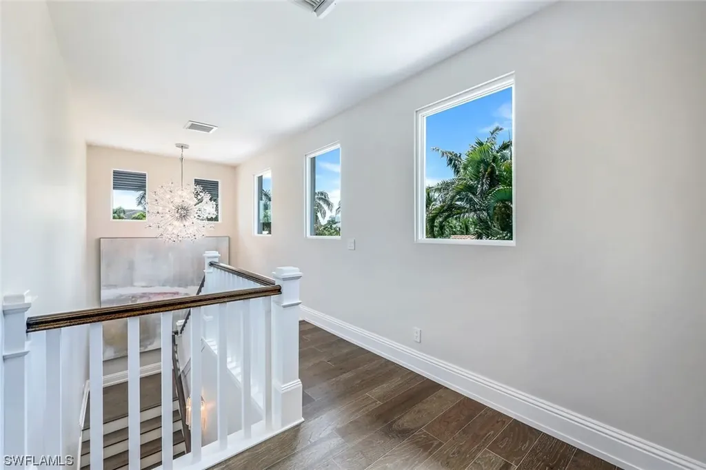 569 Neapolitan Way Naples FL 34103