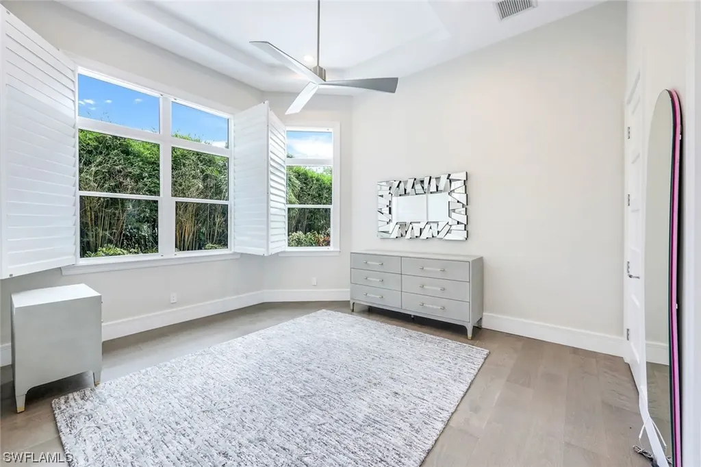 569 Neapolitan Way Naples FL 34103