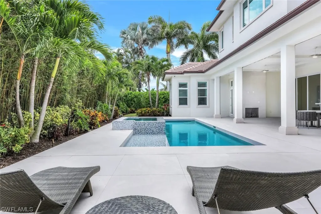 569 Neapolitan Way Naples FL 34103