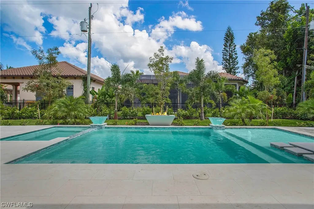 715 Harbour Drive Naples FL 34103