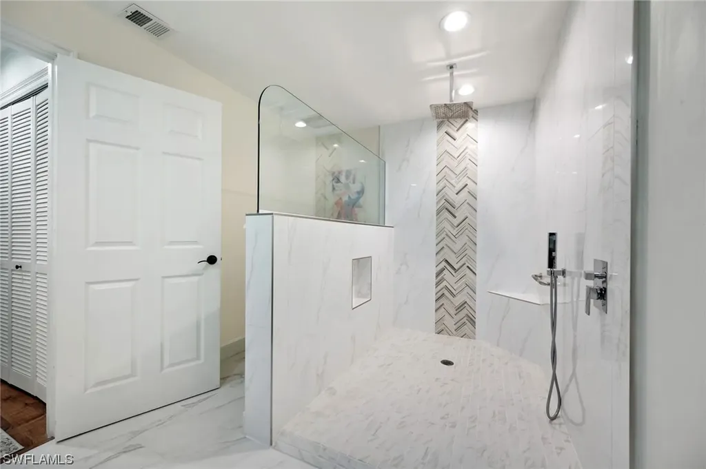 413 Edgemere Way N Naples FL 34105
