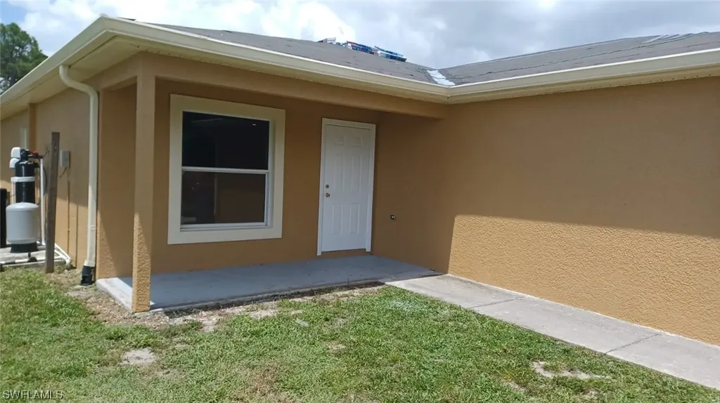 669-671 Chestnut Street E Lehigh Acres FL 33974