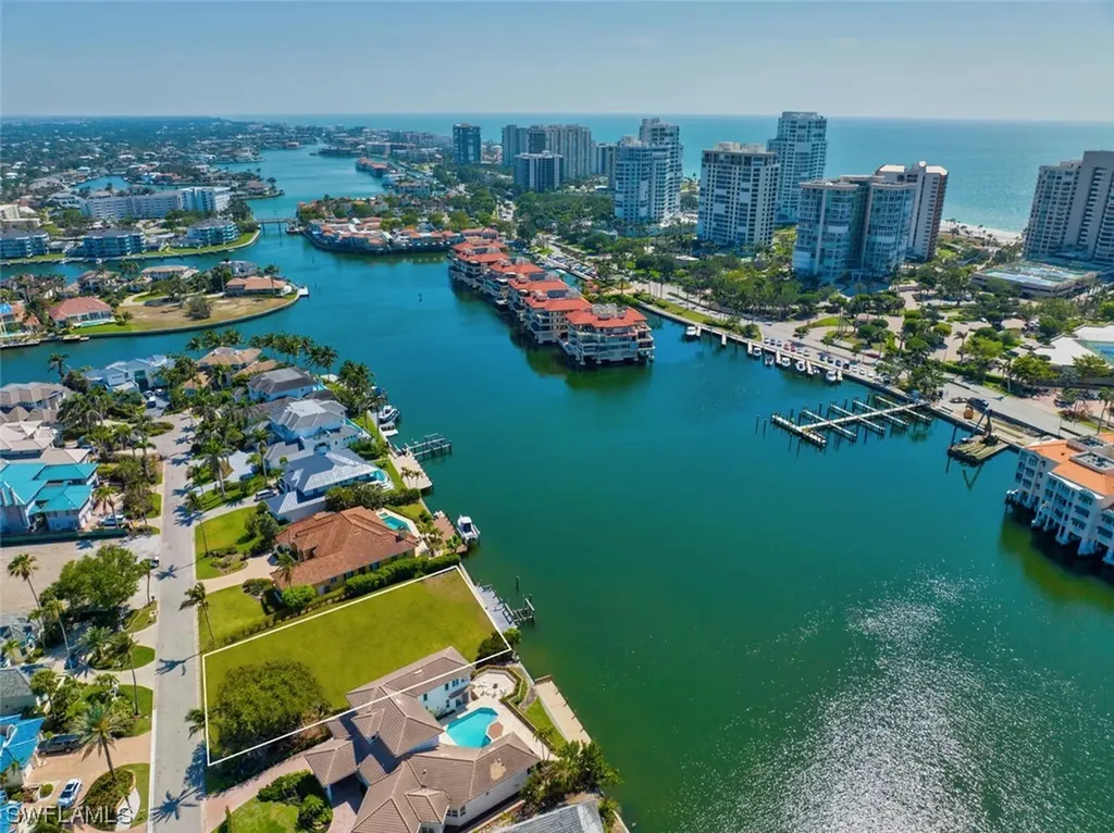 315 Neapolitan Way Naples FL 34103