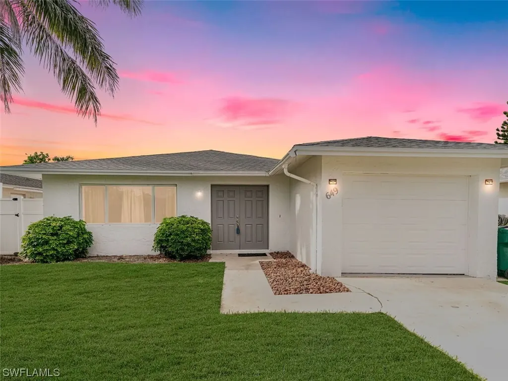 649 101st Avenue N Naples FL 34108