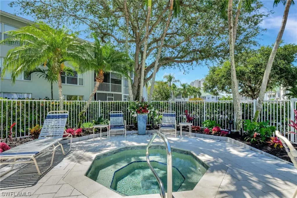 585 Club Side Drive Naples FL 34110