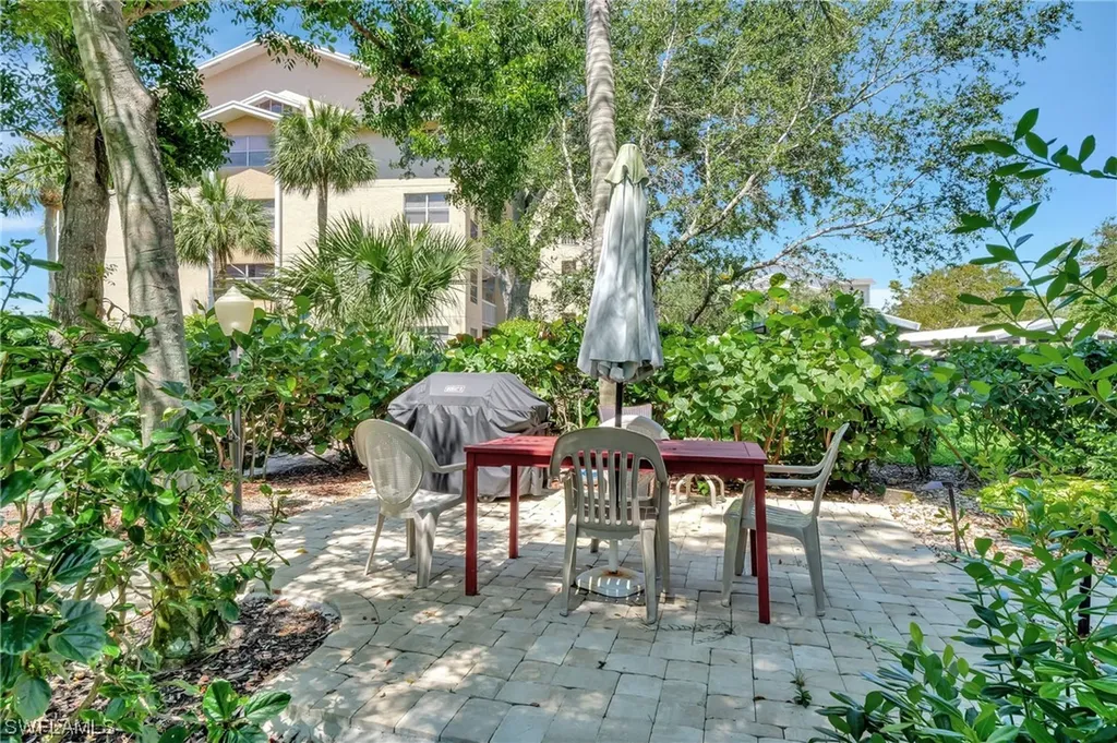 585 Club Side Drive Naples FL 34110