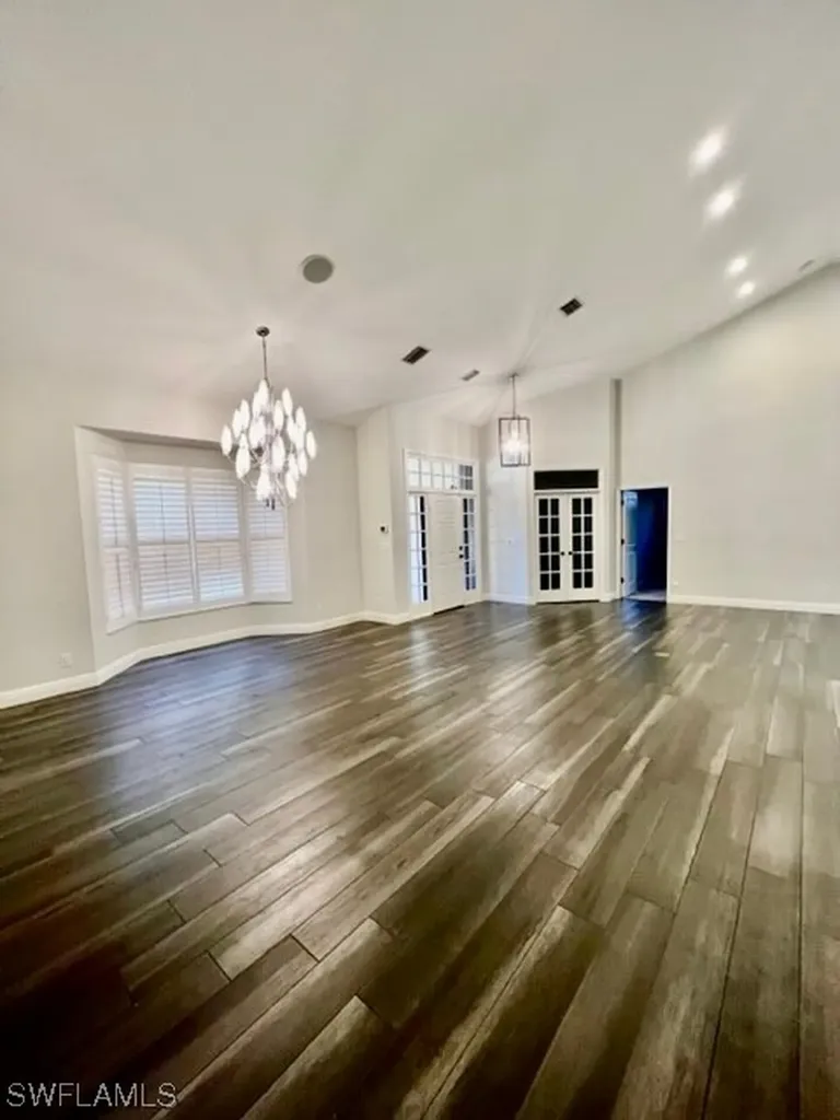 1915 Manchester Circle Naples FL 34109