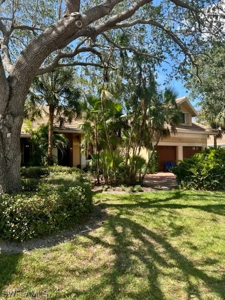 1915 Manchester Circle Naples FL 34109