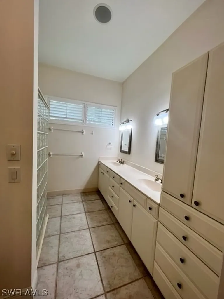 1915 Manchester Circle Naples FL 34109