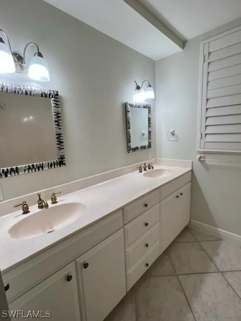 1915 Manchester Circle Naples FL 34109