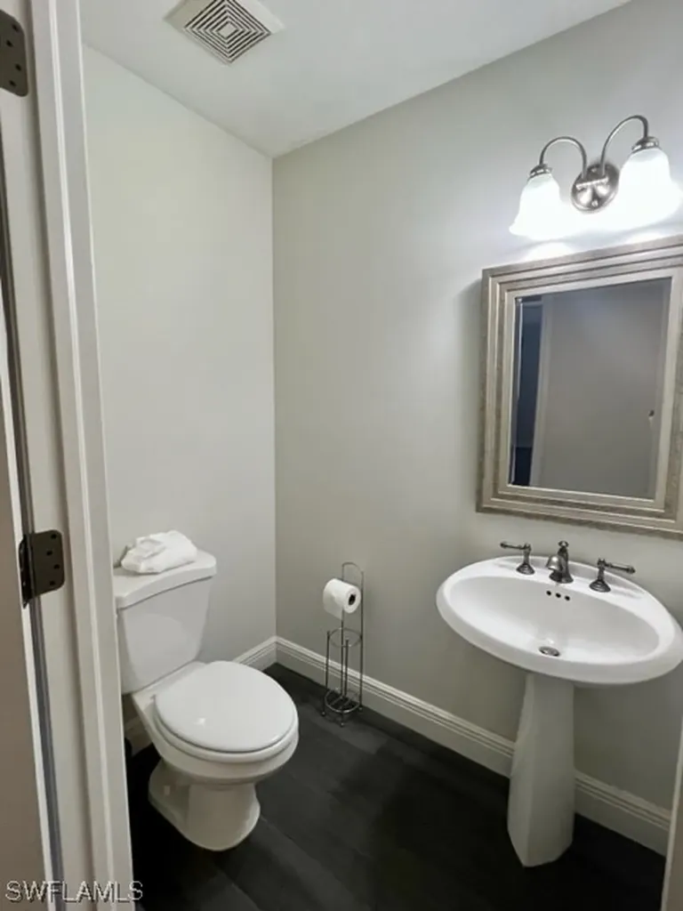 1915 Manchester Circle Naples FL 34109