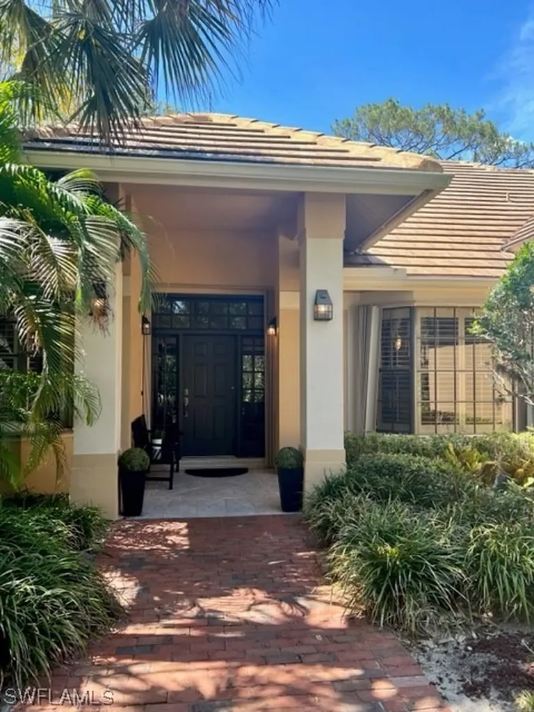 1915 Manchester Circle Naples FL 34109