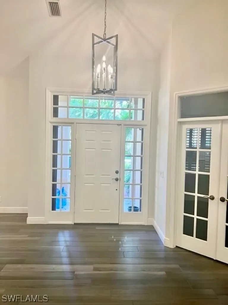 1915 Manchester Circle Naples FL 34109