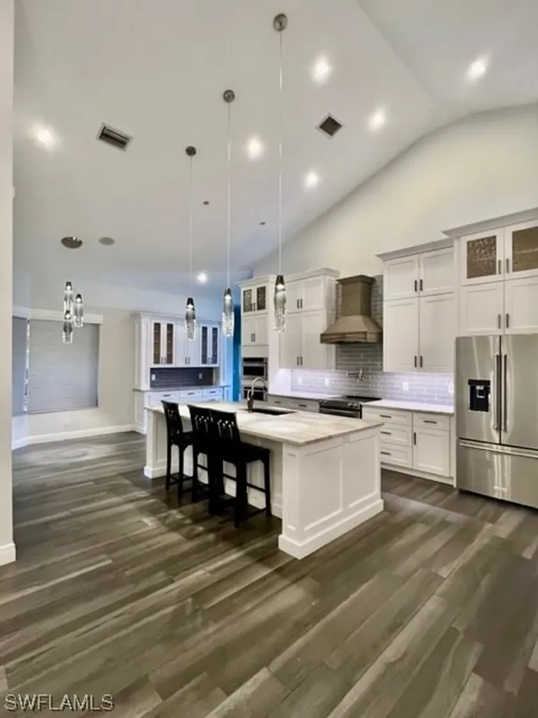 1915 Manchester Circle Naples FL 34109