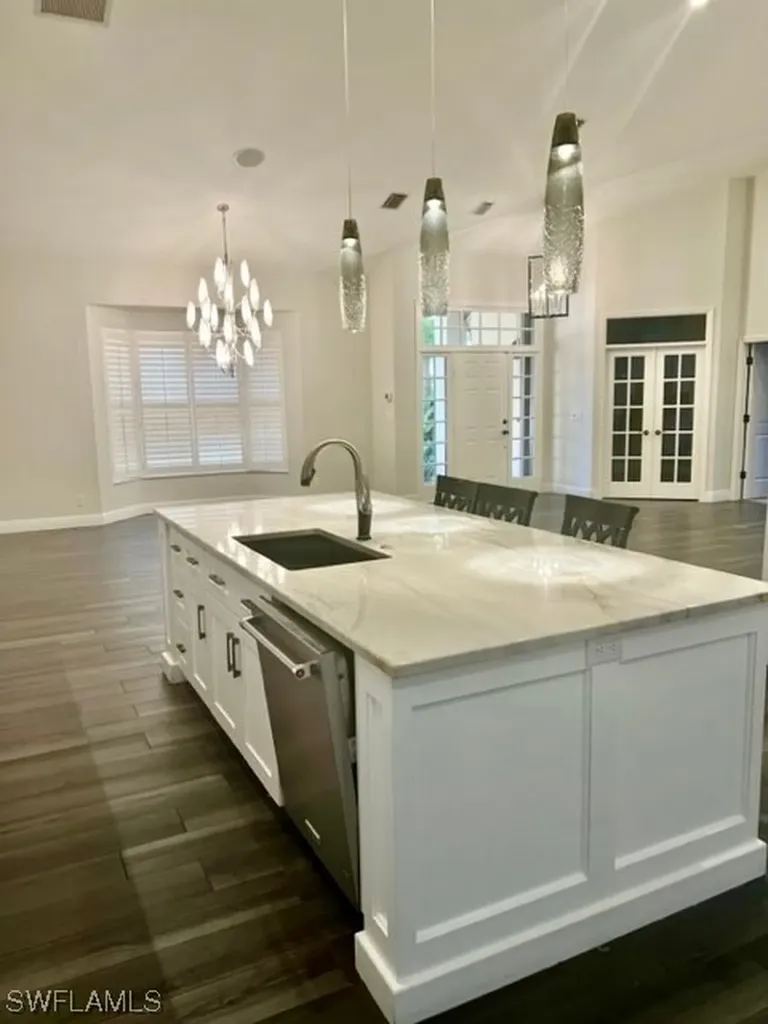 1915 Manchester Circle Naples FL 34109