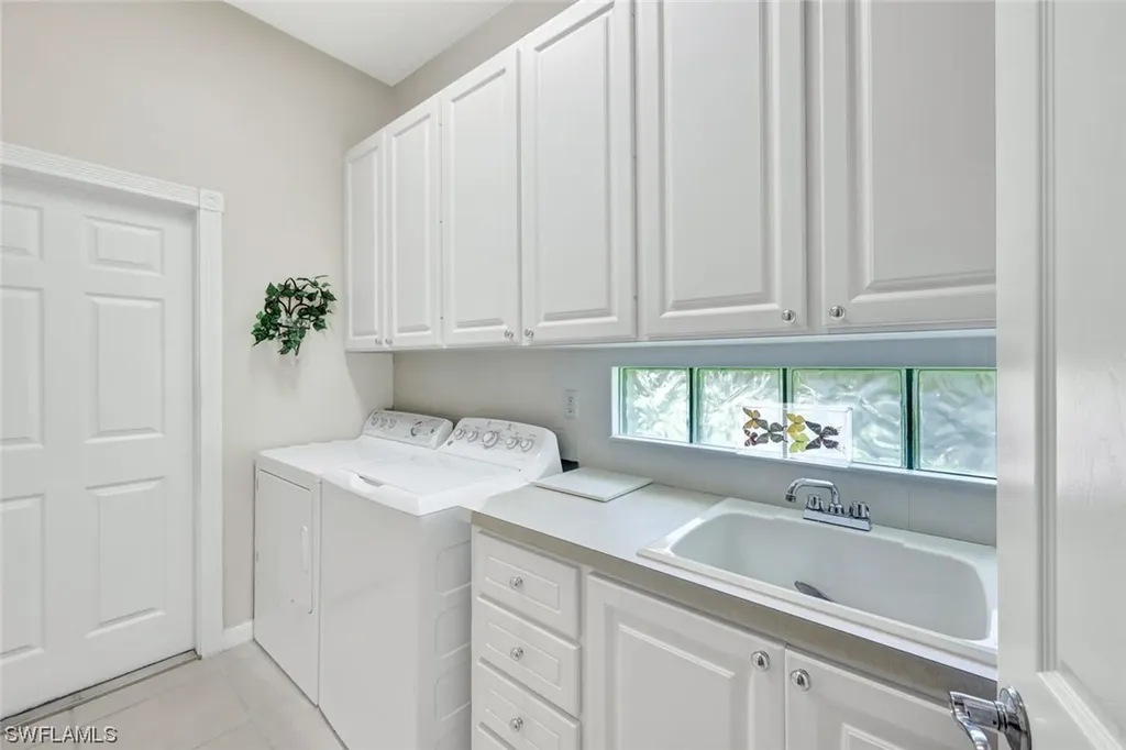 4313 Queen Elizabeth Way Naples FL 34119