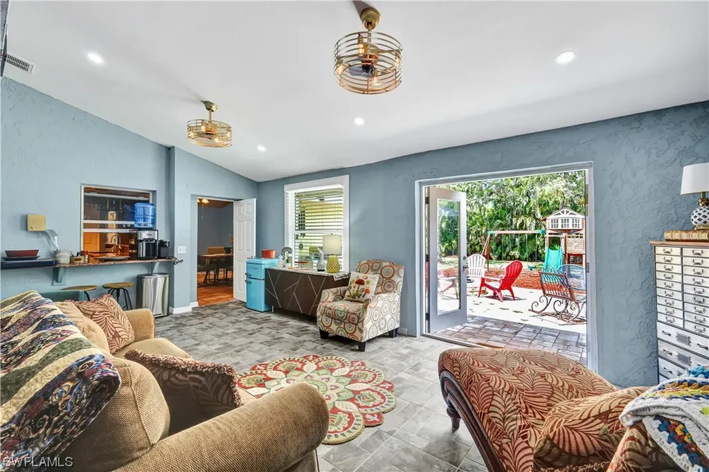 350 Henley Drive Naples FL 34104