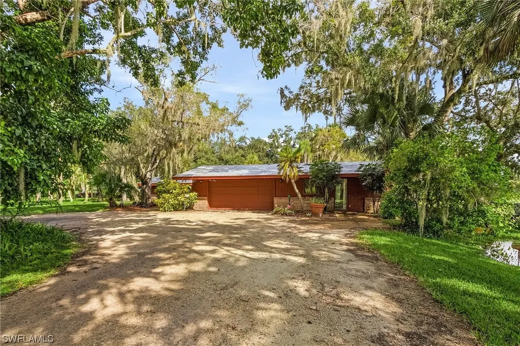 2221 Herzog Road Alva FL 33920