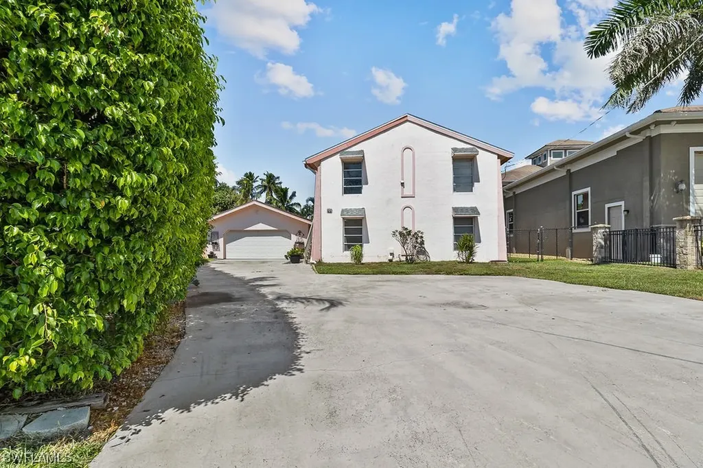 93 Dolphin Circle Naples FL 34113