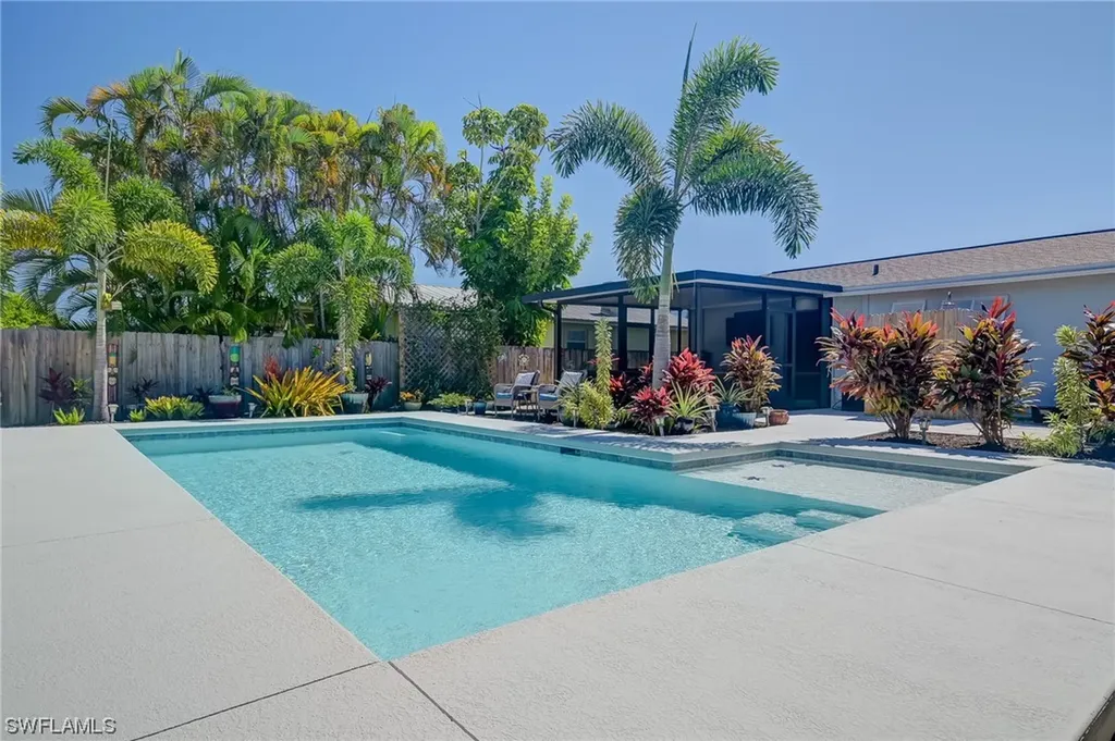709 99th Avenue N Naples FL 34108