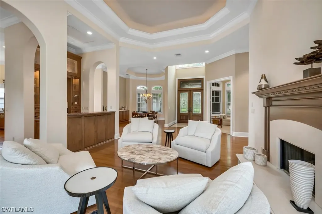 999 Barcarmil Way Naples FL 34110