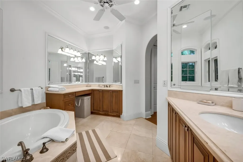 999 Barcarmil Way Naples FL 34110