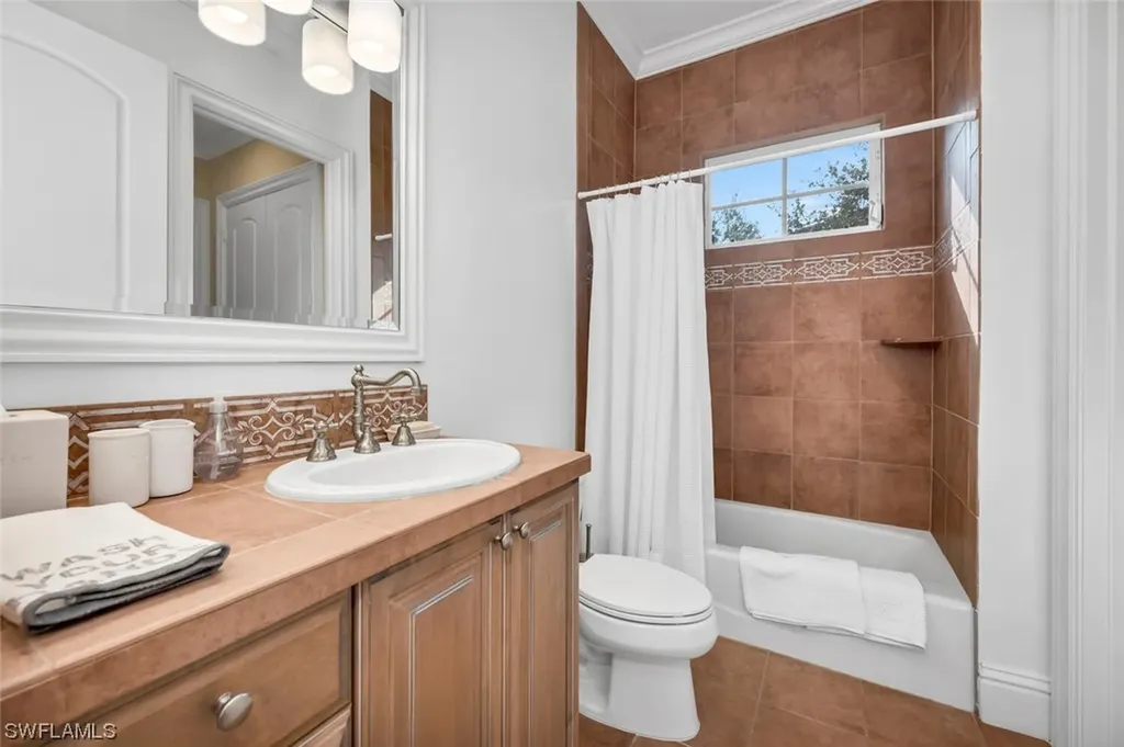 999 Barcarmil Way Naples FL 34110