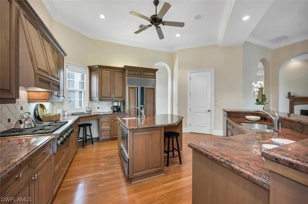 999 Barcarmil Way Naples FL 34110