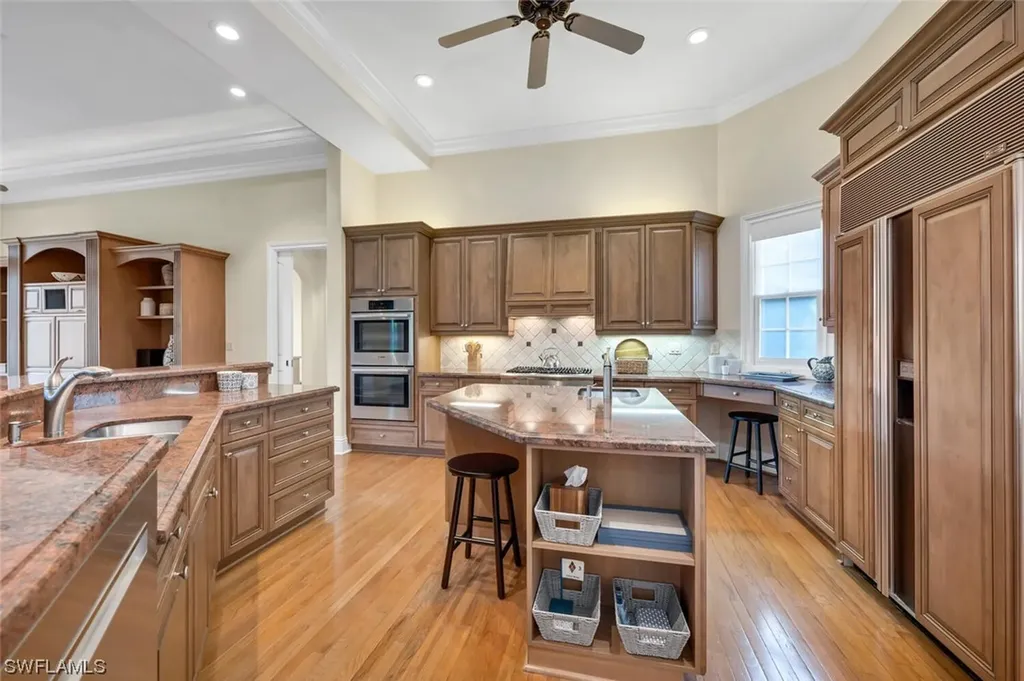 999 Barcarmil Way Naples FL 34110