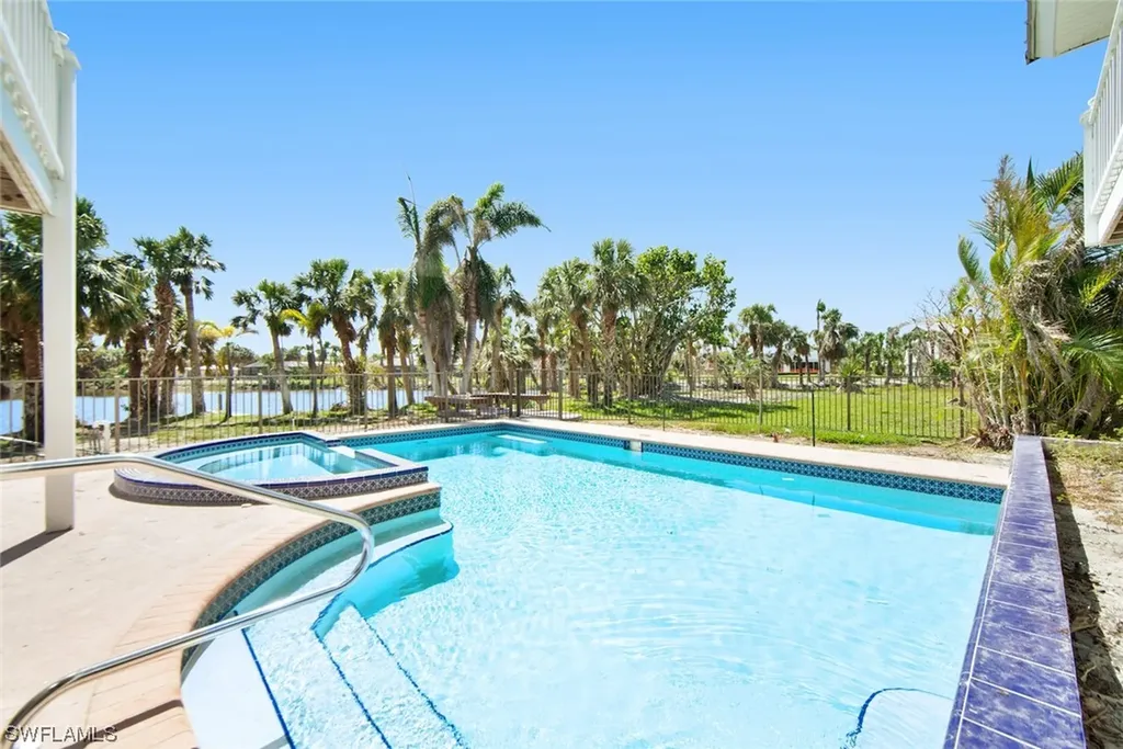 663 E Rocks Drive Sanibel FL 33957