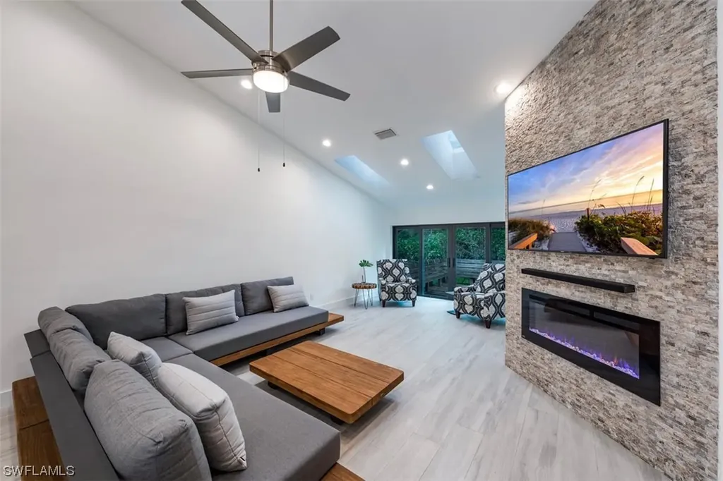 4014 Crayton Road Naples FL 34103