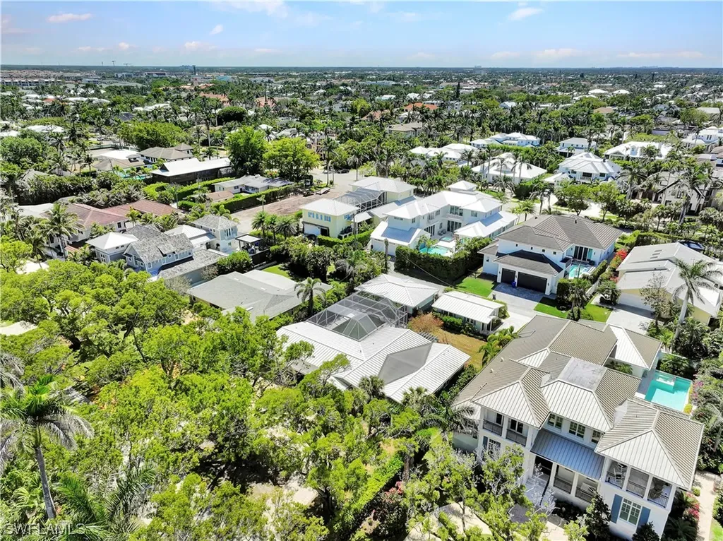 130 1st Avenue N Naples FL 34102
