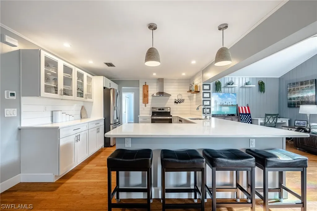 932 SE 4th Place Cape Coral FL 33990