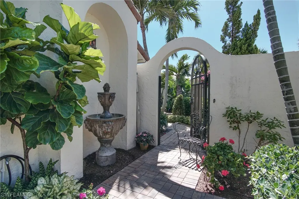 38 Las Brisas Way Naples FL 34108