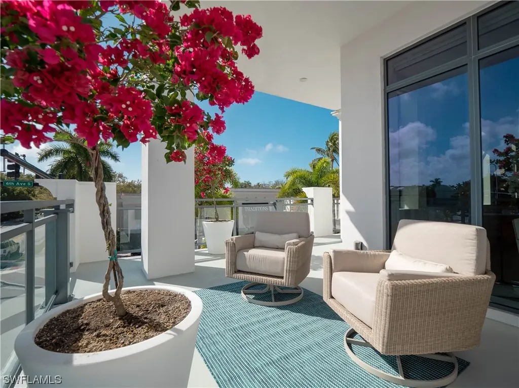 Naples FL, 875 6th Avenue S, Unit 202