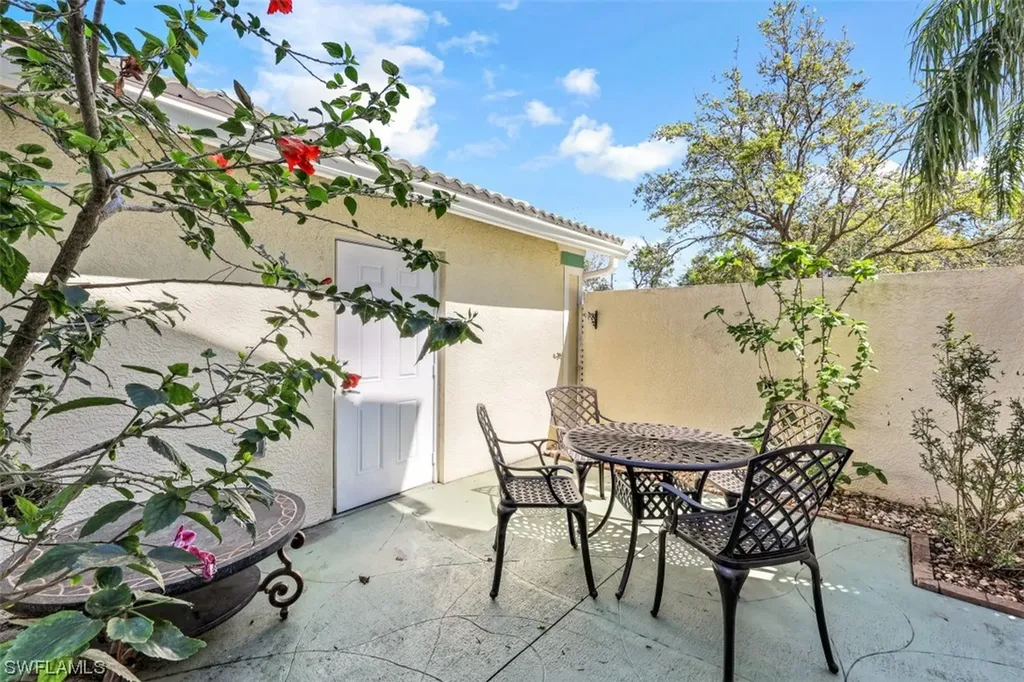 4910 Cougar Court N Naples FL 34109