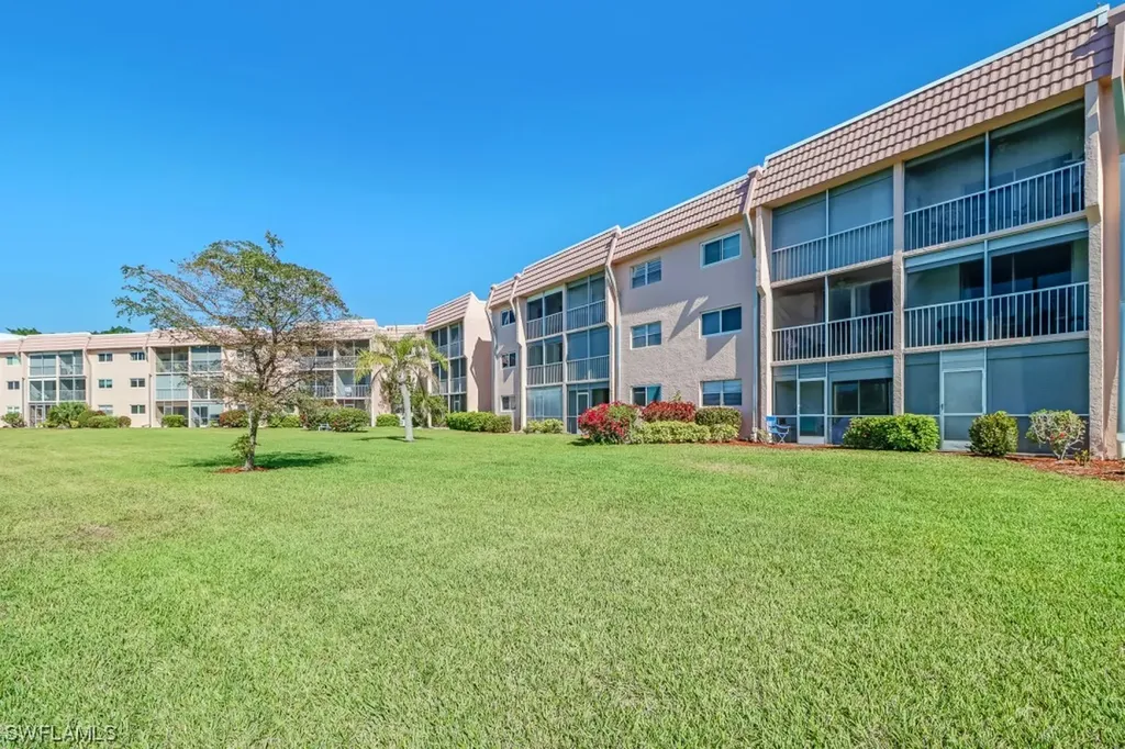 Naples FL, 300 Forest Lakes Boulevard, Unit 205