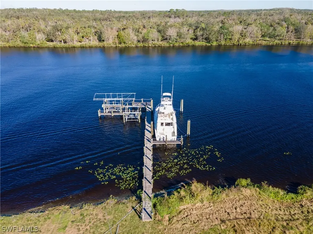 19101 S River Road Alva FL 33920