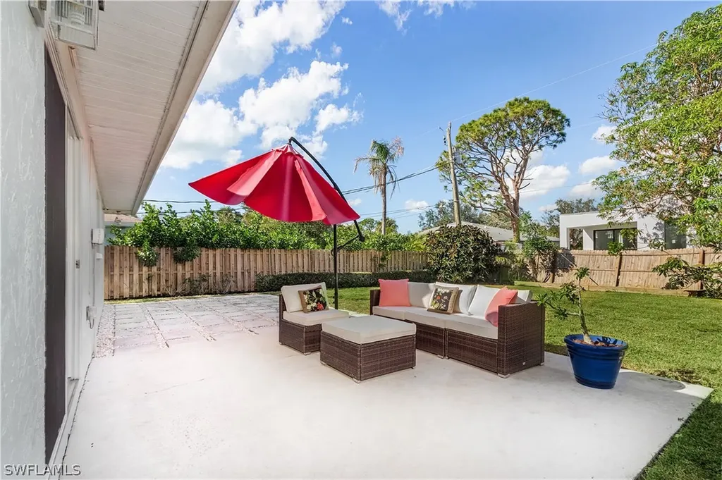 679 94th Avenue N Naples FL 34108
