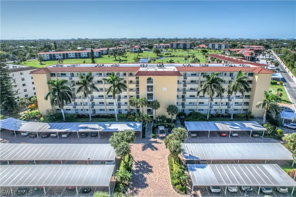 Naples FL, 21 High Point Circle E, Unit 103