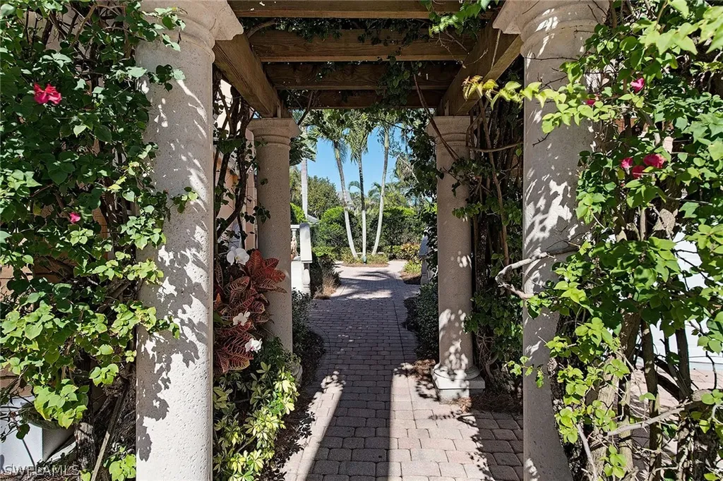 565 Via Veneto Naples FL 34108